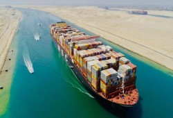 التوترات في الشرق الأوسط تُكبّد قناة السويس خسائر فادحة