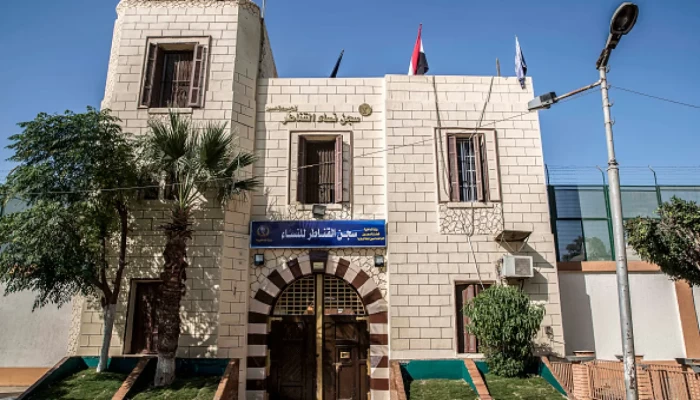 منها العنف الجنسي.. تقرير حقوقي: 300 سجينة يعانين من 8 انتهاكات في مصر