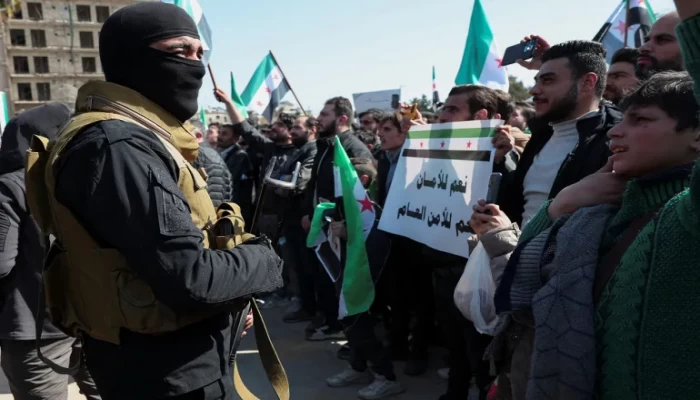 فيدان يحذر طهران.. معركة تركيا وإيران في سوريا