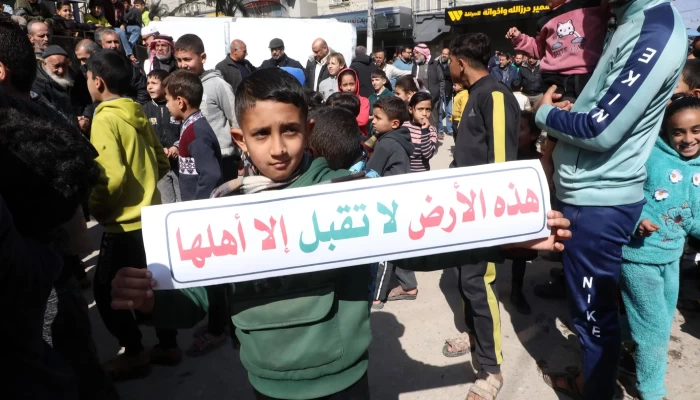 خطة ترامب للسيطرة على غزة انتهت.. فهل يسمح لإسرائيل بجرّه إلى حرب لا نهائية؟
