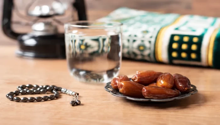 كسر الصيام بالتمر والماء هو الخيار الأمثل صحيًا.. لماذا؟