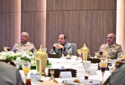 السيسي: حساباتنا دقيقة.. اطمنوا.. ونشطاء: لماذا تخاطب مدنيين أمام العسكريين؟
