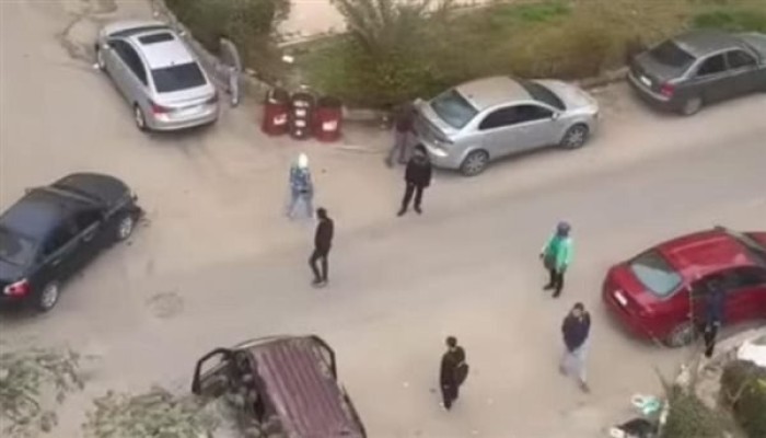 شاهد ||عميد بالجيش يعتدي على سائق أجرة ويحطم سيارته في السادس من أكتوبر!! رجال السيسي بلطجية