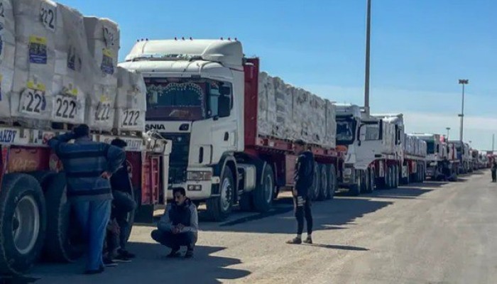 شاهد|| سائقو شاحنات الإغاثة العالقين برفح: لن نرجع قبل أن يفطر أهل غزة