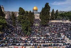 حصار مشدد على "الأقصى".. و80 ألفًا يؤدّون صلاة الجمعة الثانية من رمضان بأولى القبلتين