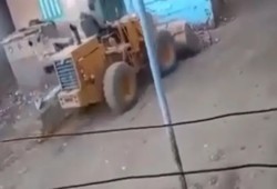 بسبب الميراث.. مواطن يحاول هدم منزل شقيقه أثناء الإفطار بالدقهلية (فيديو)