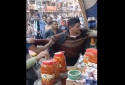 شاهد|| ضابط مباحث يبلطج على صاحب محل في محافظة قنا .. ونيابة العسكر تحبس المعتدى عليهم 15 يوما!!
