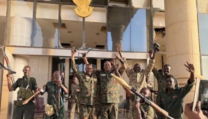 الجيش السوداني يعلن سيطرته على القصر الرئاسي بالخرطوم...والدعم السريغ يقصفه بمسيرة