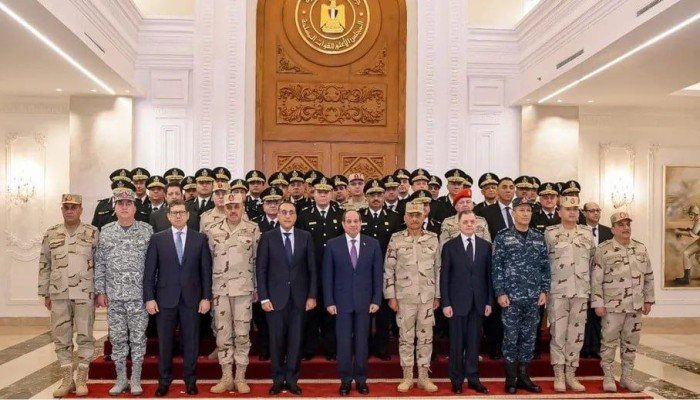 لماذا يتمترس السيسي بالجيش والشرطة دون بقية الشعب المصري؟!!