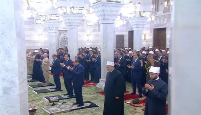 ظهر متضررًا .. السيسي يتباعد عن شيخ الأزهر في صلاة بالسيدة نفيسة!