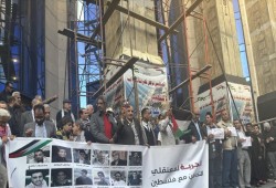 شاهد.. وقفتان احتجاجيتان على سلالم الصحافيين والمحامين دعماً لغزة