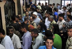 «معلش إحنا بنتبهدل».. الصعايدة في مهمة شاقة للبحث عن تذاكر قطارات العيد