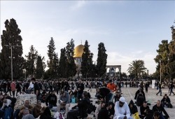 75 ألف فلسطيني يؤدون الجمعة الأخيرة من رمضان بالمسجد الأقصى