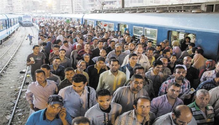 هجرة العيد: معاناة العمال بين لهيب التذاكر والزحام في رحلة العودة للوطن