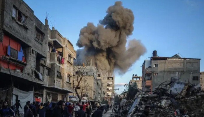 غارات صهيونية تخلف أكثر من 100 شهيد بغزة للضغط على حماس لقبول مقترح الاحتلال لتفريغ غزة ونزع سلاح المقاومة