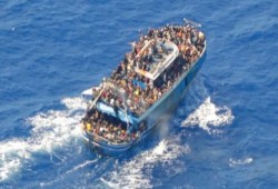 قبل غرق مركبهم بلحظات... إنقاذ 62 مصريا خلال محاولة هجرة غير شرعية لأوروبا