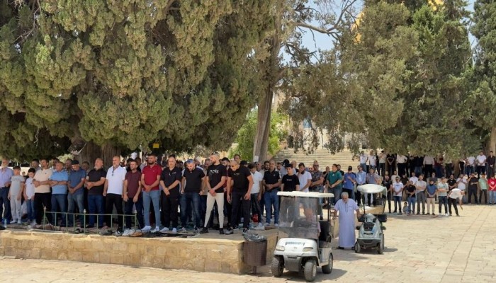 عشرات آلاف الفلسطينيين يؤدون صلاة الجمعة في الأقصى رغم التضييقات الصهيونية