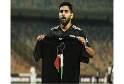 لاعب نادي "زد" يرفع قميصًا يحمل خريطة فلسطين بعد تسجيله هدفًا في كأس الرابطة (شاهد)