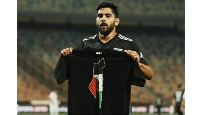 لاعب نادي "زد" يرفع قميصًا يحمل خريطة فلسطين بعد تسجيله هدفًا في كأس الرابطة (شاهد)