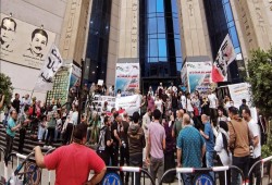 وقفة احتجاجية على سلالم الصحفيين ضد المجازر الصهيونية بحق الفلسطينيين