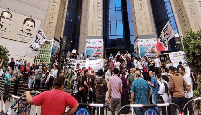 وقفة احتجاجية على سلالم الصحفيين ضد المجازر الصهيونية بحق الفلسطينيين