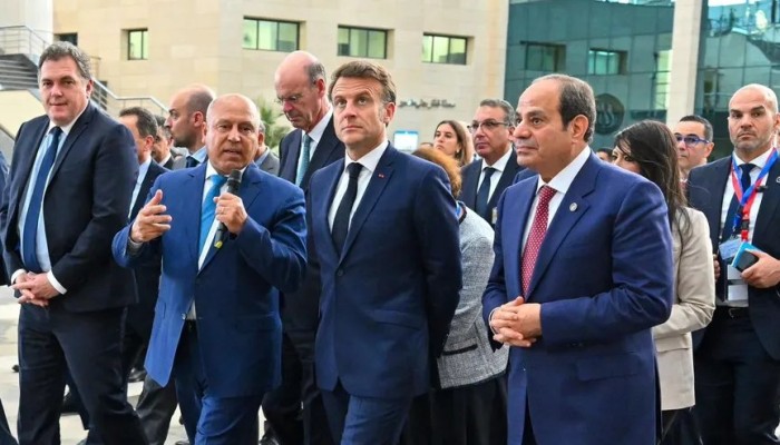 شاهد.. تفاصيل مسرحية "السيسي" أمام ماكرون بسيناء.. تأجير مرضى وتزيين شوارع وجلب "طبالين"!!