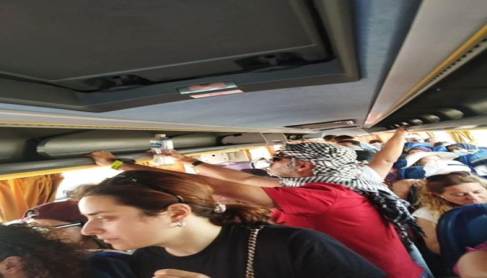 شاهد.. موقعة الجمل الثانية بين خيالة الهرم وأتوبيسات ساويرس أمام السياح بافتتاح مدخل طريق الفيوم