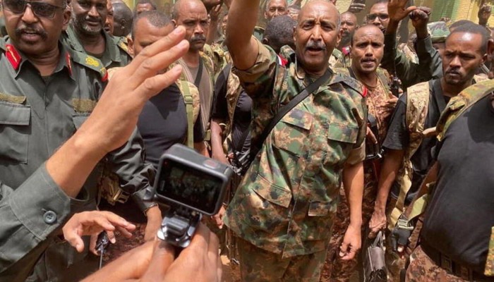 البرهان ينفي إرسال مبعوثه إلى الاحتلال الصهيوني