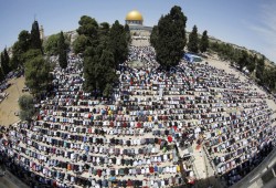 عشرات الآلاف يؤدون صلاة الجمعة في المسجد الأقصى رغم  المنع والتضييق