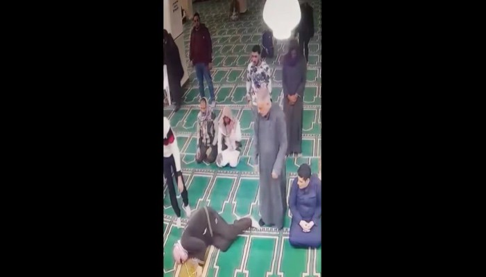 شاهد..وفاة مؤذن كفيف خلال صلاة العشاء في مطروح تُبكي أهالي الضبعة
