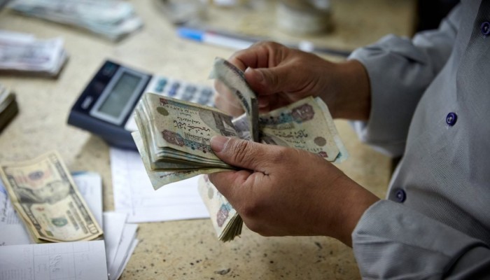 انتقادات برلمانية لتجاهل الحد الأقصى للأجور وسط عجز متفاقم بالموازنة
