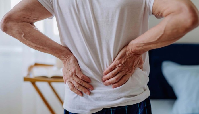 10 أطعمة تقوى عمودك الفقرى وتحميك من آلام الظهر
