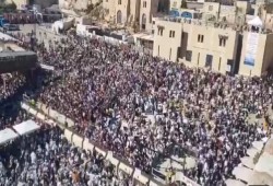 برعاية بن غفير ...المستوطنون يدنسون الأقصى بأكبر صلاة تلمودية عرفها حائط البراق