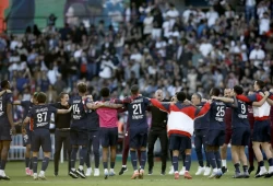 منهم باريس سان جيرمان.. أندية حسمت الدوري مبكرًا في البطولات الخمس الكبرى