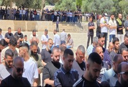 آلآف الفلسطينيين يؤدون صلاة الجمعة بالأقصى رغم الاقتحامات الصهيونية والعراقيل