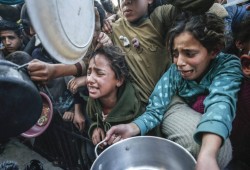 ميدل إيست مونيتور: إسرائيل تتحكم في نموذج العمل الإنساني