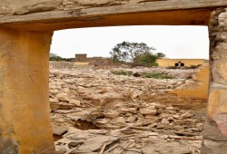 لإقامة جراج سيارات وفندق "البهرة" .. بلدوزر الجيش يواصل إزالة جبانات باب النصر