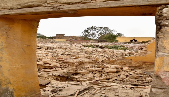 لإقامة جراج سيارات وفندق "البهرة" .. بلدوزر الجيش يواصل إزالة جبانات باب النصر