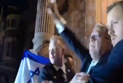 بالفيديو...متظاهرون غاضبون يضربون "بن غفير" بزجاجات مياه في أمريكا