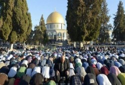 عشرات الآلاف يؤدون صلاة الجمعة في الأقصى رغم اقتحامات المستوطنين
