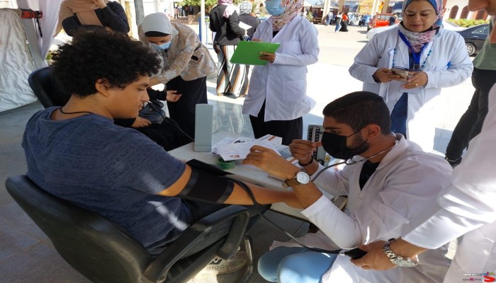 فقط دونوا على "فيسبوك".. إدارة القصر العيني توقف 8 أطباء بسبب انتقاد أوضاعهم المهنية؟!