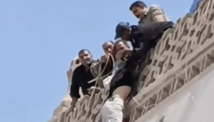الموت أرحم من الاعتقال.. مواطن يحاول إلقاء نفسه من فوق جامع الأزهر بعد الهتاف لغزة