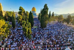 عشرات آلاف الفلسطينيين يتحدون مخططات التهويد ويصلون الجمعة بالأقصى