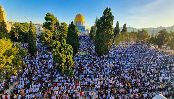عشرات آلاف الفلسطينيين يتحدون مخططات التهويد ويصلون الجمعة بالأقصى