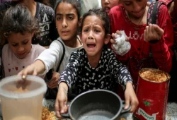 ميدل إيست آي: إسرائيل تُجَوِّع غزة حتى الموت والعالم لا يتحرك