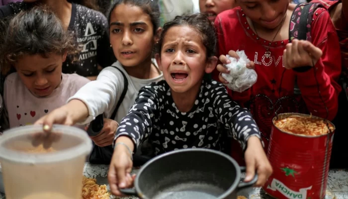 ميدل إيست آي: إسرائيل تُجَوِّع غزة حتى الموت والعالم لا يتحرك