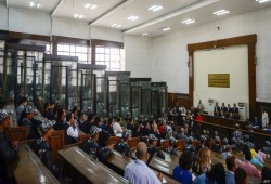 ماذا وراء  إحالة 6 آلاف معتقل للمحاكمة في 186 قضية سياسية؟