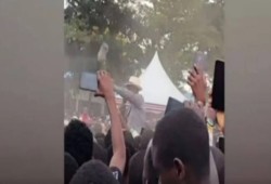 بالفيديو.. الرئيس الكيني يتعرض لرشق بالحذاء خلال خطاب جماهيري عن غلاء المعيشة!!