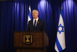 ميدل إيست مونيتور: جانتس يتهم الحكومة الإسرائيلية بتمزيق الشعب بدلًا من الانتصار في حرب غزة