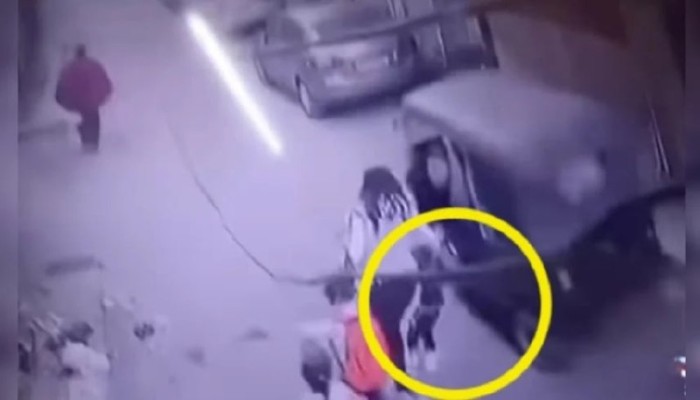 في زمن الشدة السيساوية..خطف الأطفال من أهليهم بوضح النهار...شاهد المأساة